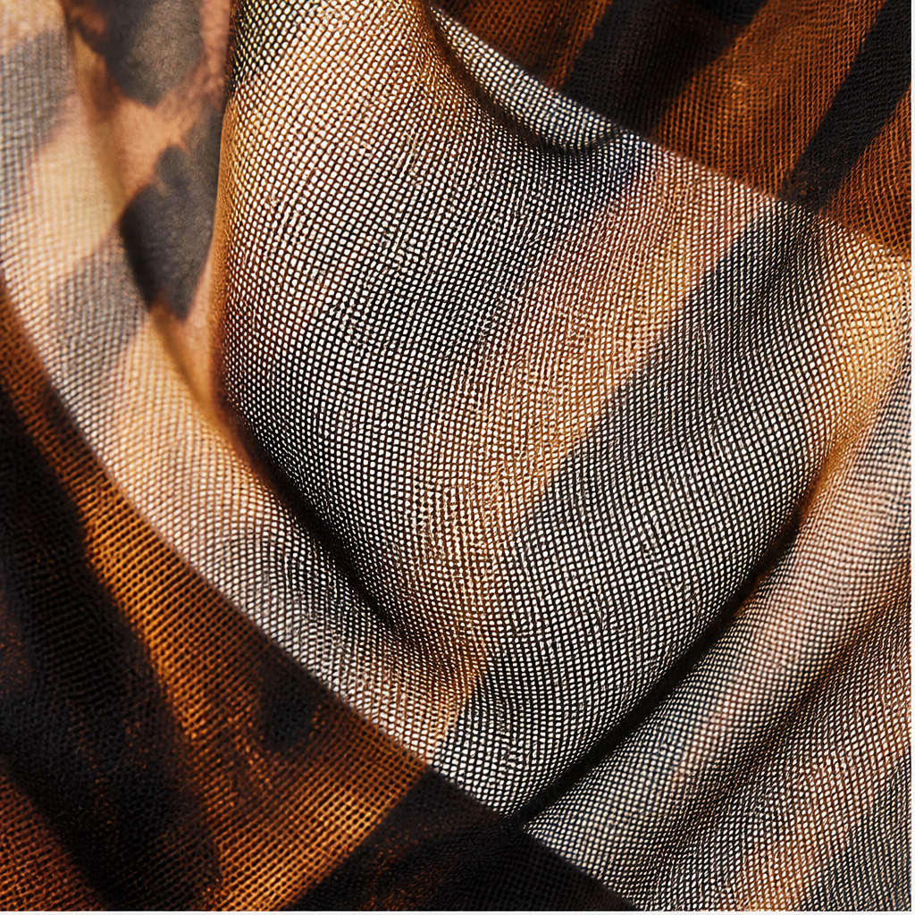 Completo Due Pezzi Marrone con Stampa Tigrata | Top Monospalla con Scialle e Gonna – Elegante in Rete Trasparente