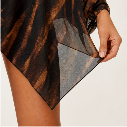 Completo Due Pezzi Marrone con Stampa Tigrata | Top Monospalla con Scialle e Gonna – Elegante in Rete Trasparente
