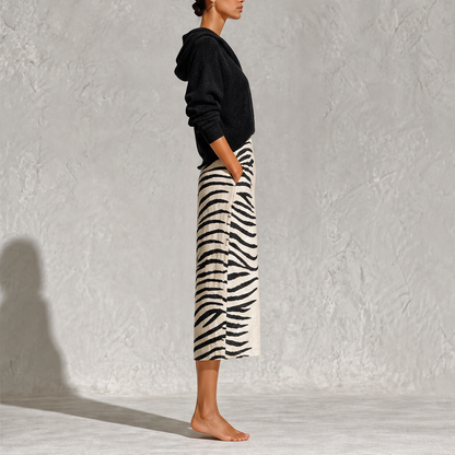 Zebrina – Maglia a Collo e Gonna Midi Zebrata lifestyle