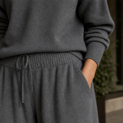 Novelora – Set Due Pezzi Dolcevita e Pantaloni Ampi lifestyle