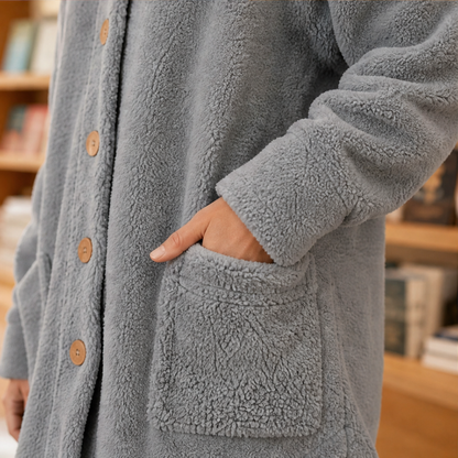Orsetta – Giacca Lunga in Pile Teddy con Cappuccio lifestyle