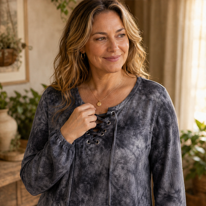 Velmora – Top Tie-Dye Allacciato con Scollo a V lifestyle