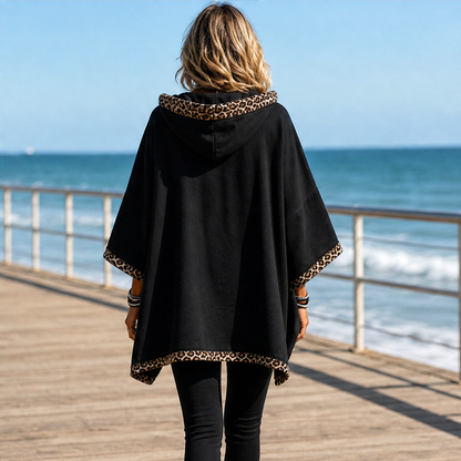 Felinora – Felpa Poncho con Bordo Leopardato lifestyle