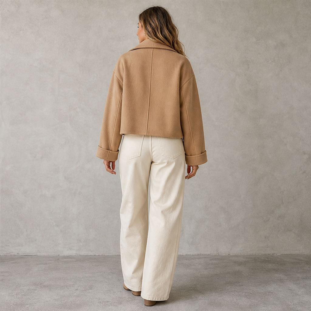 Camelora – Cappotto Corto Doppiopetto in Misto Lana lifestyle