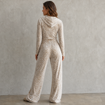 Velmara – Completo Animalier Top Velluto e Pantaloni Flare lifestyle