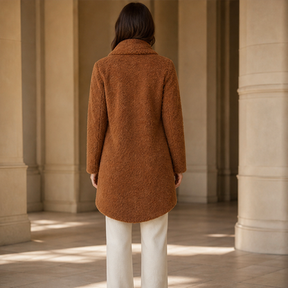 Morvante – Cappotto Lungo in Pile Asimmetrico lifestyle